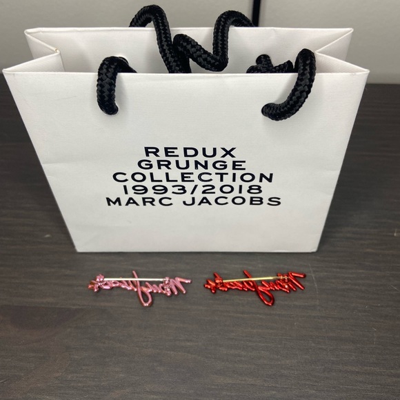 MARC JACOBS set of 2 pins - Picture 4 of 4